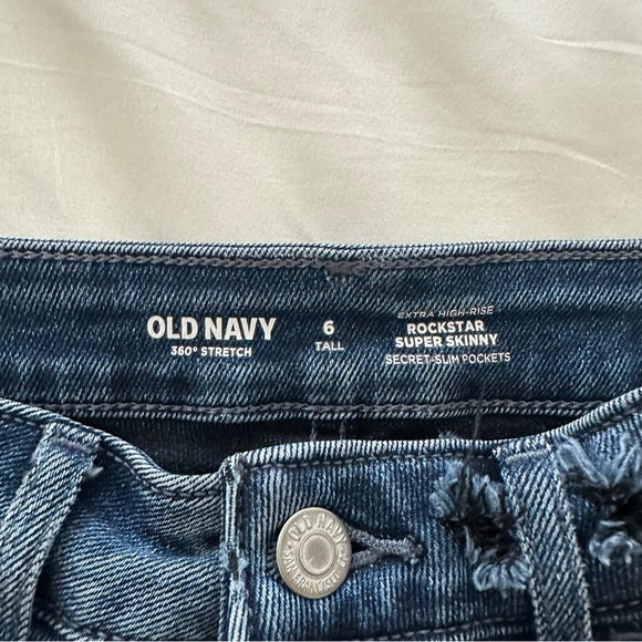 Women’s Old Navy Skinny Jeans with Distressed Details (6 tall) - Picture 8 of 8